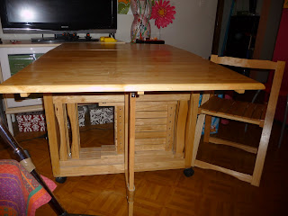 Vide dressing de tout... Table pliante avec 4 chaises intégrées (vendue)