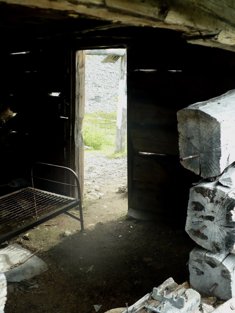 [CraigieCabinInside.JPG]