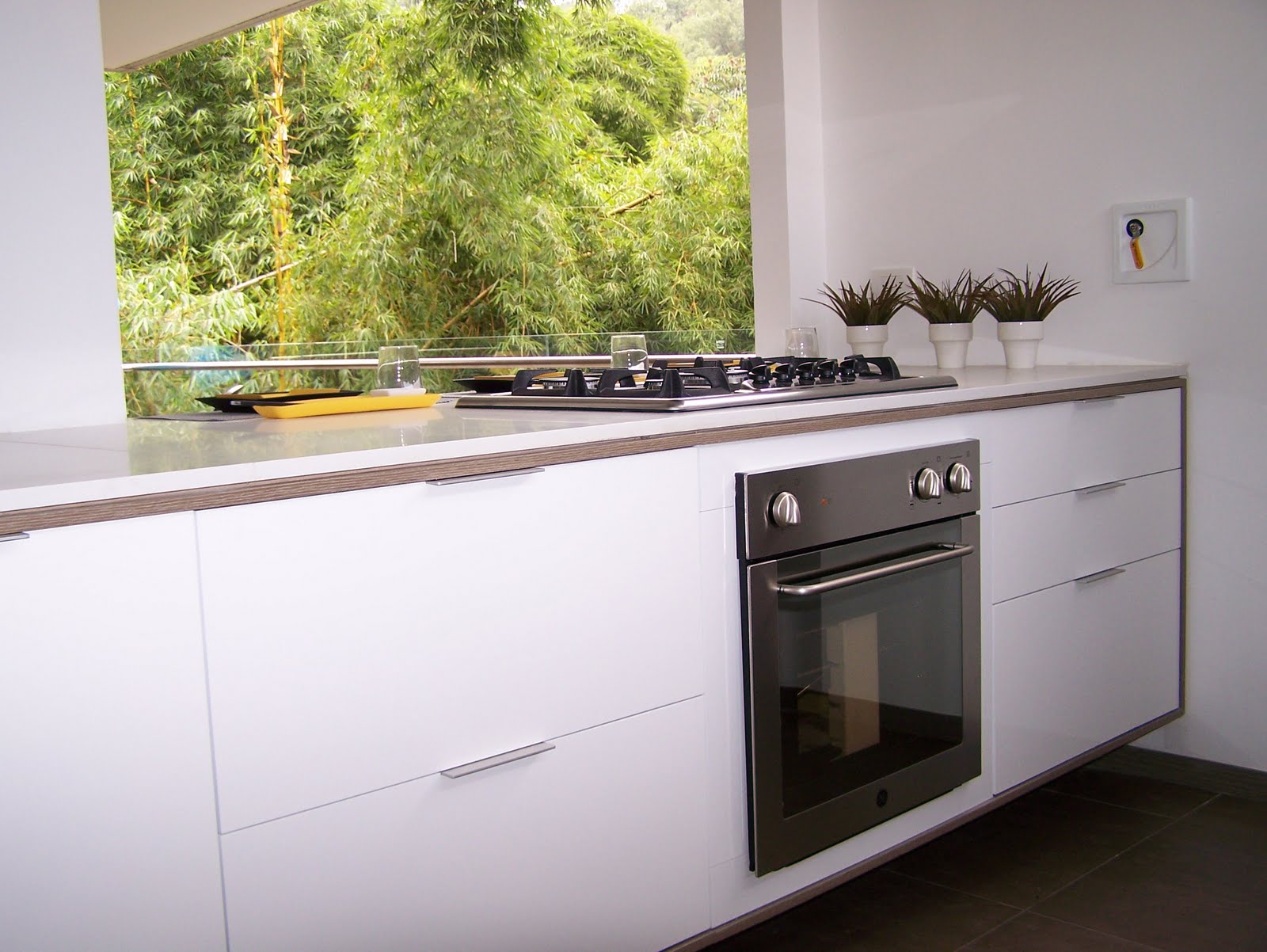 HAUS / DE SERVICIOS S.A.: COCINAS Y MUEBLES DE BAÑO