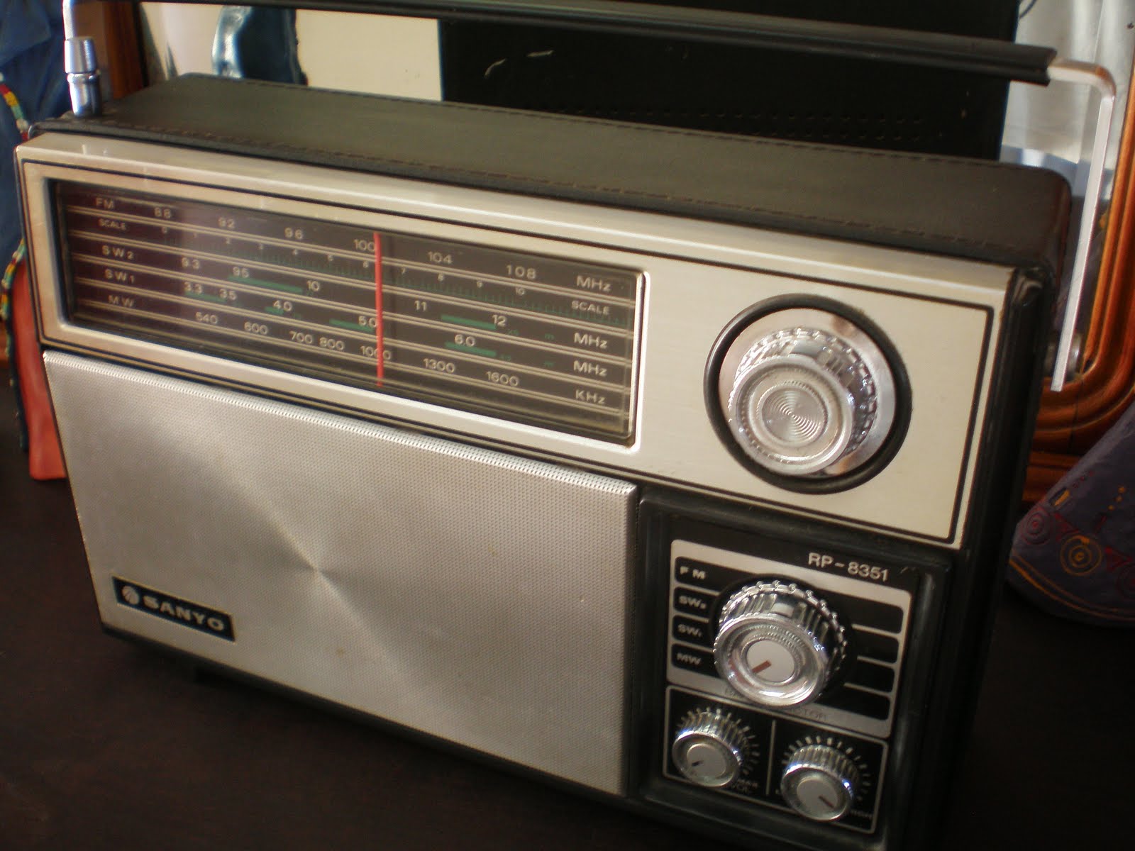 Acervo Museu do Rádio de Serrinha Bahia Fazemos Exposições Itinerantes. RADIO SANYO 4 FAIXAS Acervo Museu do Rádio de Serrinha Bahia Fazemos Exposições Itinerantes. RADIO SANYO 4 FAIXAS