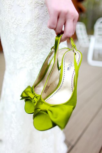 https://1.bp.blogspot.com/_Z8Ta81_ajTA/SmsCw7QkTxI/AAAAAAAAAYg/6O_noGJIcj0/s1600/green_wedding_shoes.jpg