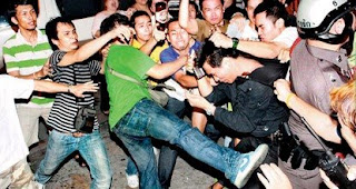 Patpong vendors clash with anti-piracy officials
