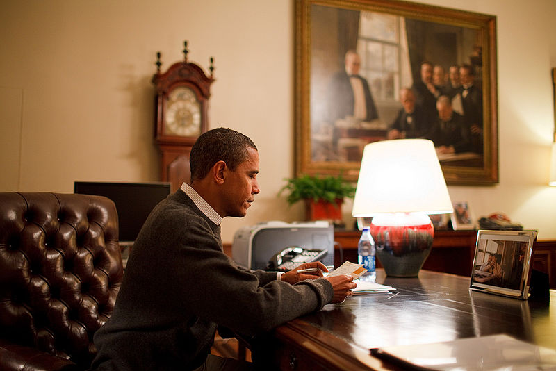[Barack+Obama+writing+a+letter.jpg]