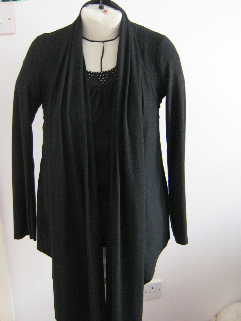 [Simp+2603+top+and+cosy+front+grey+untied.JPG]