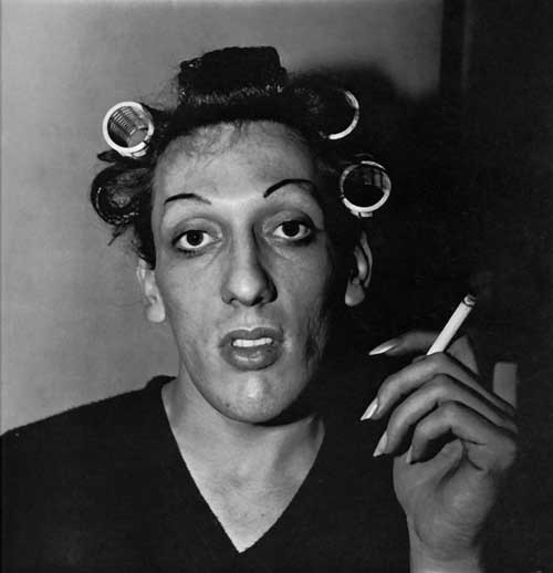 [t-Diane_Arbus_a_young.JPG]