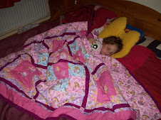 katy slaapt onder quilt