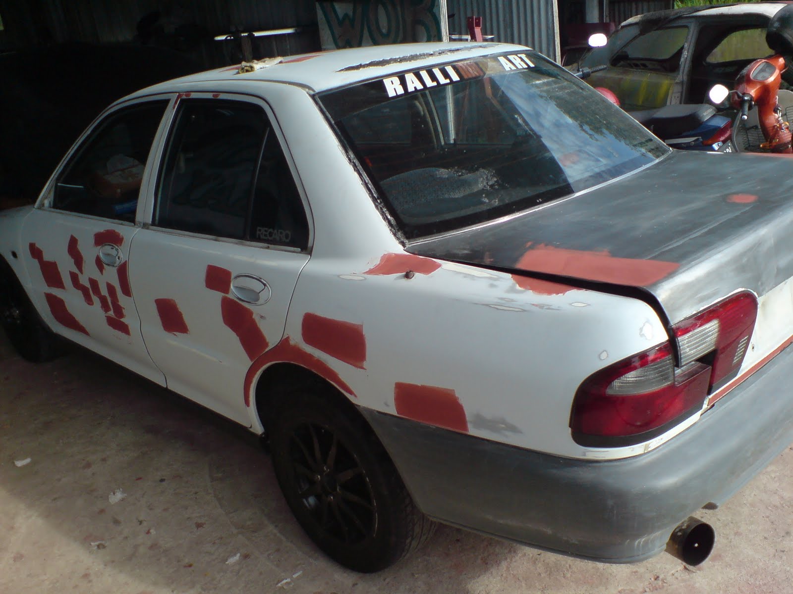 proton wira  cat  luar merah berkilat