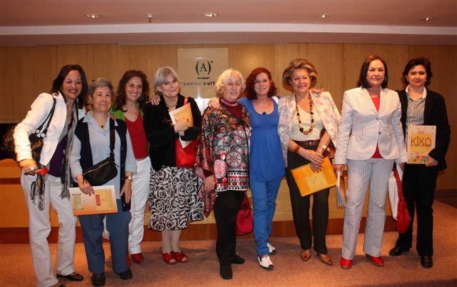 Escritoras del grupo ALAS acompañando a Alicia Cosme en la presentación de su cuento.