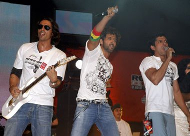 [SRK,+Saif+Rock+On+for+a+cause1.bmp]