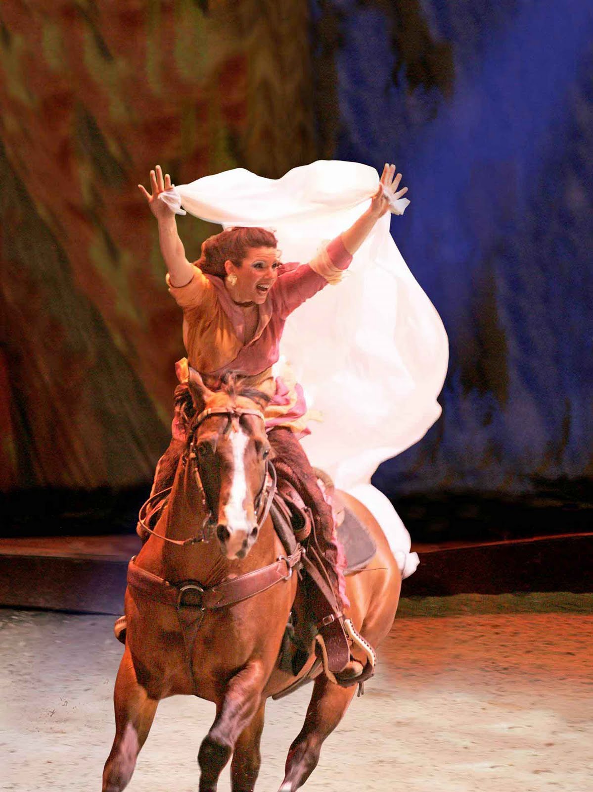 CAVALIA BRINGS IN STAR STUDDED CROWD CAVALIA BRINGS IN STAR STUDDED CROWD