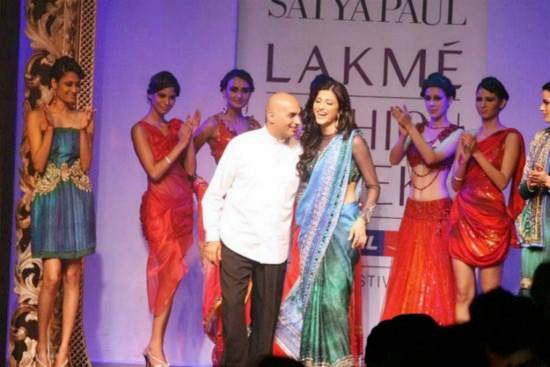 Pictures, Images, Fashion :Shruthi Hasan's Ramp Walk On Lakme Fashion Show