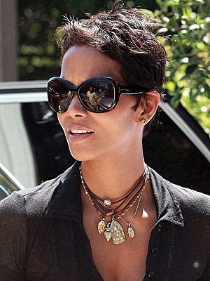 halle berry short hairstyles pictures. Celebrity Halle Berry