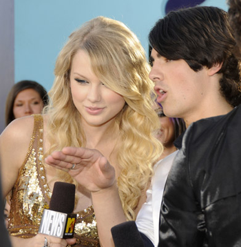 magazine-star-joe-jonas-y-taylor-swift-sentados-juntos-en-los-vma
