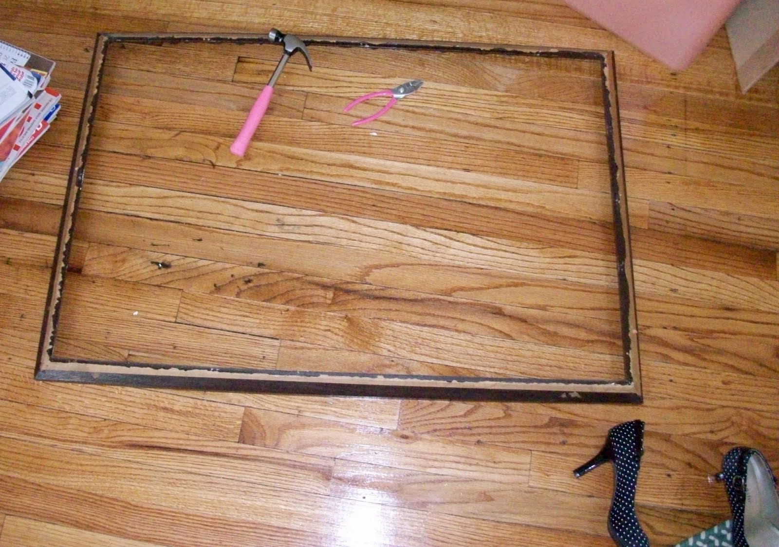 Stunning. ToDo Thursday Vintage Frame Cork Board!