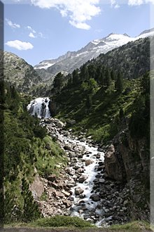 Cascada de Forau de Aiguallutx, arriba el Pico Aneto