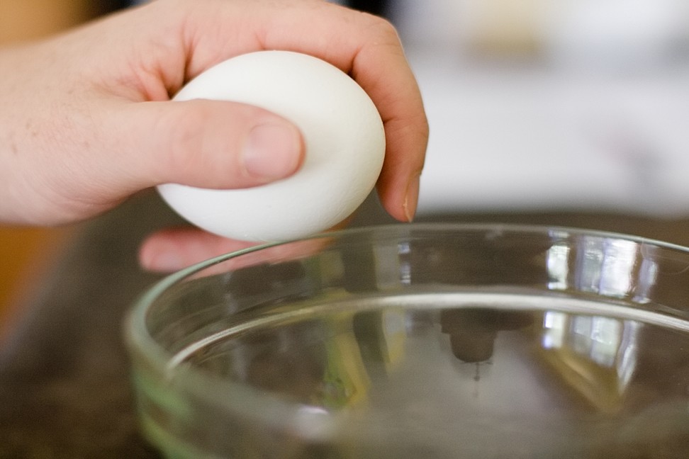 Как разбить яйцо одной рукой. To crack Eggs. How to read Egg Cleansing. Egg Shampoo.