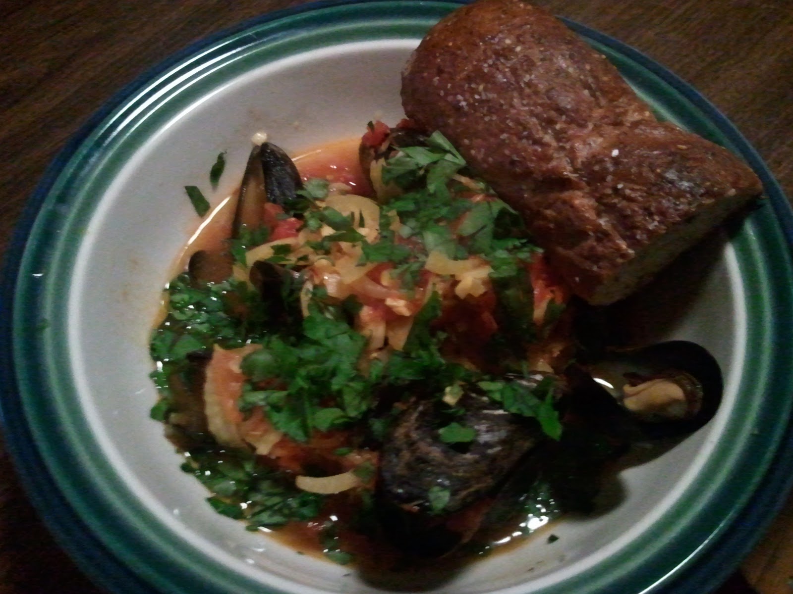 K I T C H E N 4 0 1 17 Steamed Mussels / Saffron Tomato Broth with