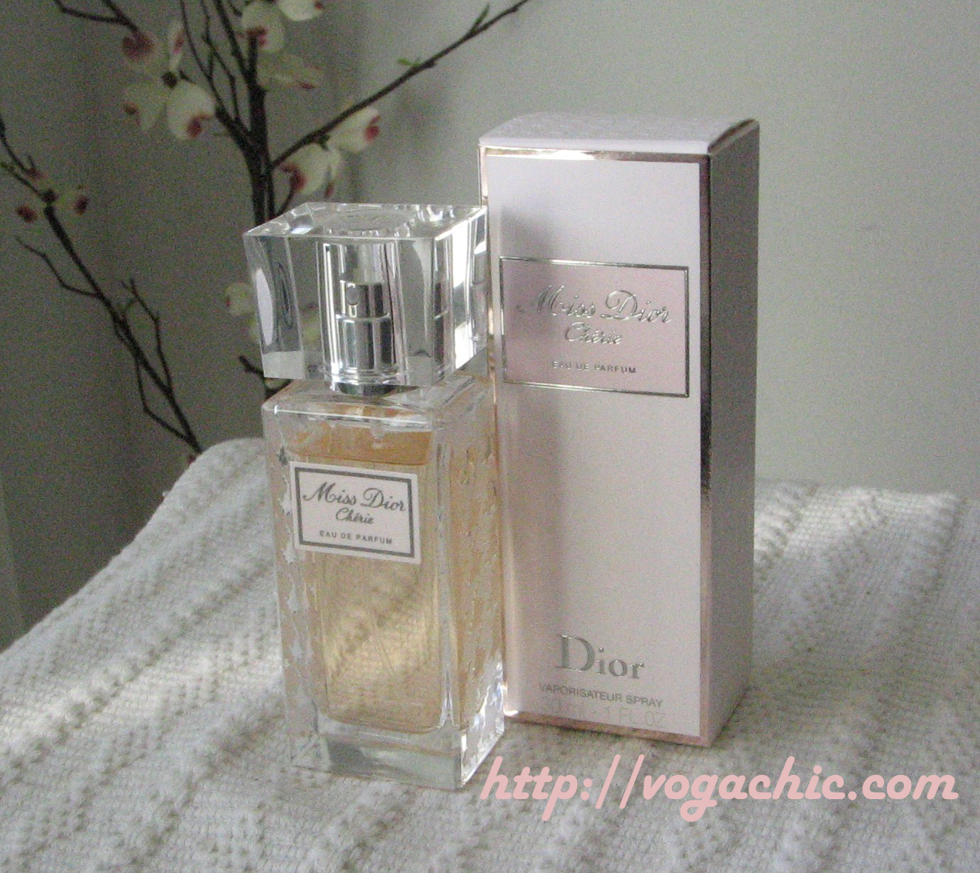http://1.bp.blogspot.com/__TSpS88eKOE/TTYqxei6YkI/AAAAAAAAC-Q/O9AdQVWq_ao/s1600/Miss+Dior+Ch%25C3%25A9rie+Dior+copia.jpg