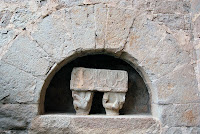 Sarcòfag gòtic amb els capitells originals de Sant Pau de Casserres