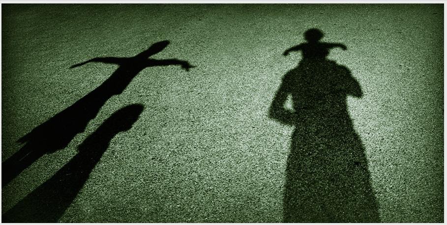Силуэт в тени. Тень на стене. Силуэт человека тень. Жить в тени. Тень на стене.