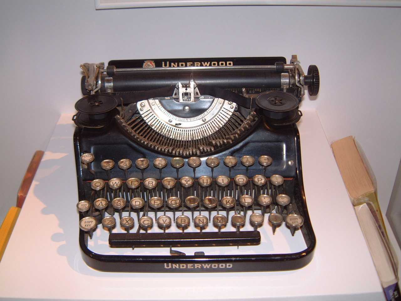 [10%20Jack's_typewriter_is_on_display_at_the_Cultural_Center.jpg]
