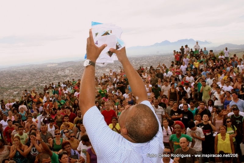Ministério Apascentar de Nova Iguaçu faz atos Proféticos no Monte Horebe