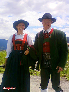 http://1.bp.blogspot.com/__js0ThiL7Zg/TG-7Um31yVI/AAAAAAAAHWo/UAeR5ZQPU-k/s1600/Tyrolean+costumes.jpg