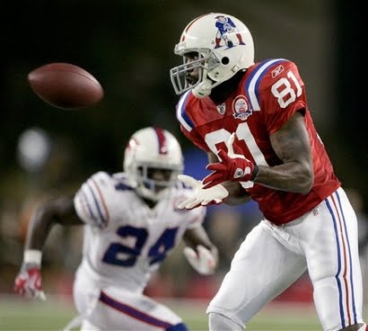 [capt.b7d1158d675345bbb7a5a3b40eeca223.bills_patriots_football_fbo121.jpg]