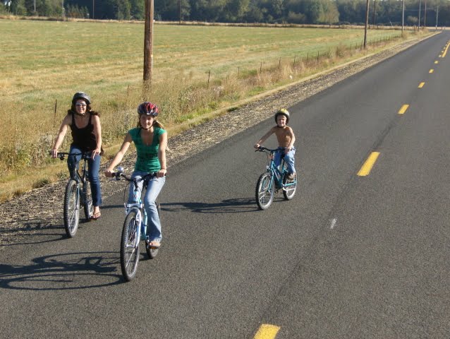 [Kathi+Victoria+and+Garrett+on+bikes.jpg]