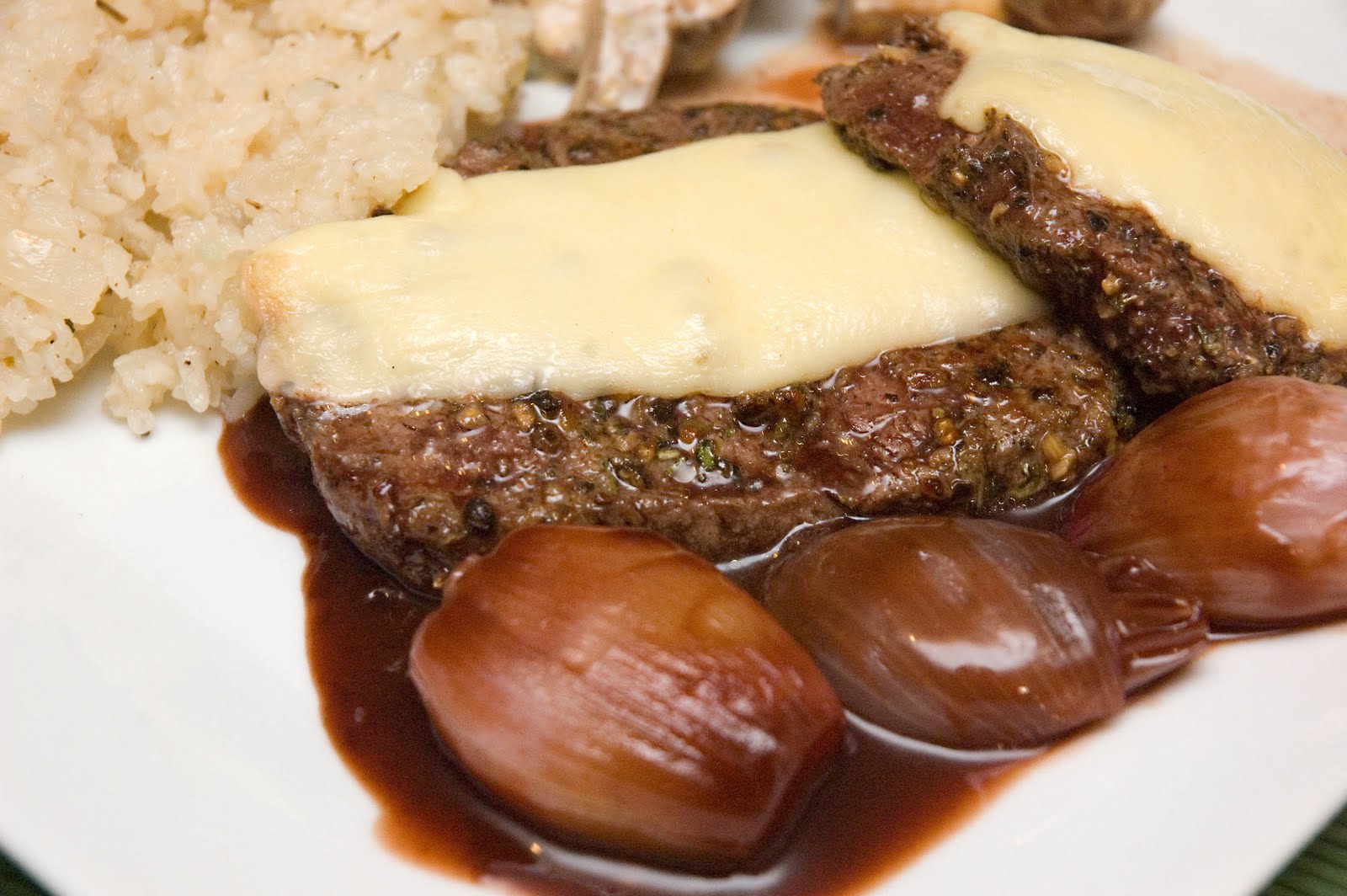 Mignons de boeuf au P'tit Bonheur fondant, aux échalotes confites et au porto Doumdoum se régale Mignons de boeuf au P'tit Bonheur fondant, aux échalotes confites et au porto Doumdoum se régale