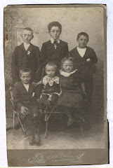 Jens og Carolines børn ca.1906. bagerst: Georg, Ebba, Thorvald, forest: Hans/Otto, ukendt og Gerda.