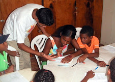 Crianças estudando