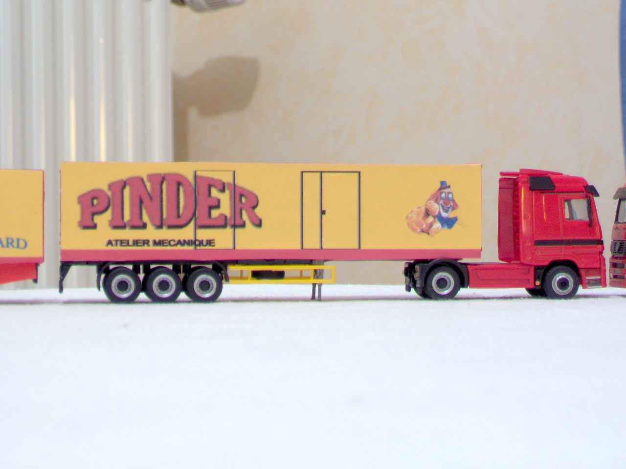 Miniature Camion 4x2 avec caravane Bar-Créperie Jean Richard PINDER IXO