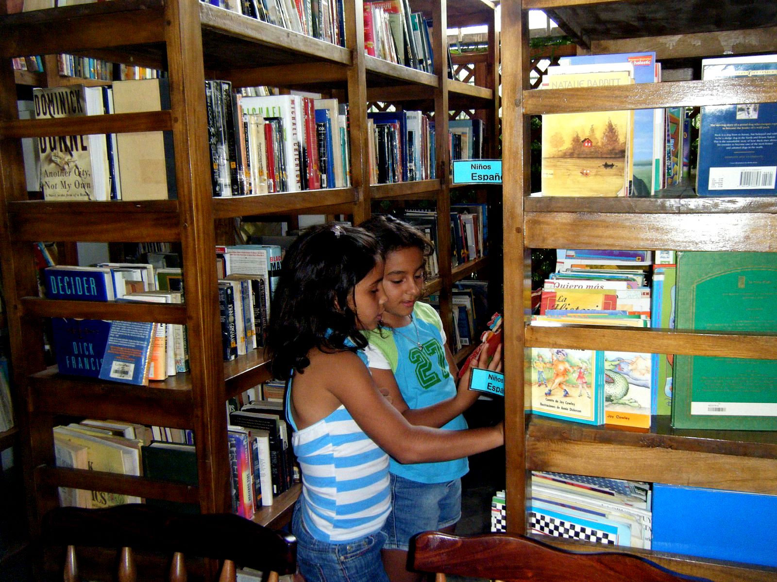 Escuela Cristiana El Puente: Visit to Quepos Public Library
