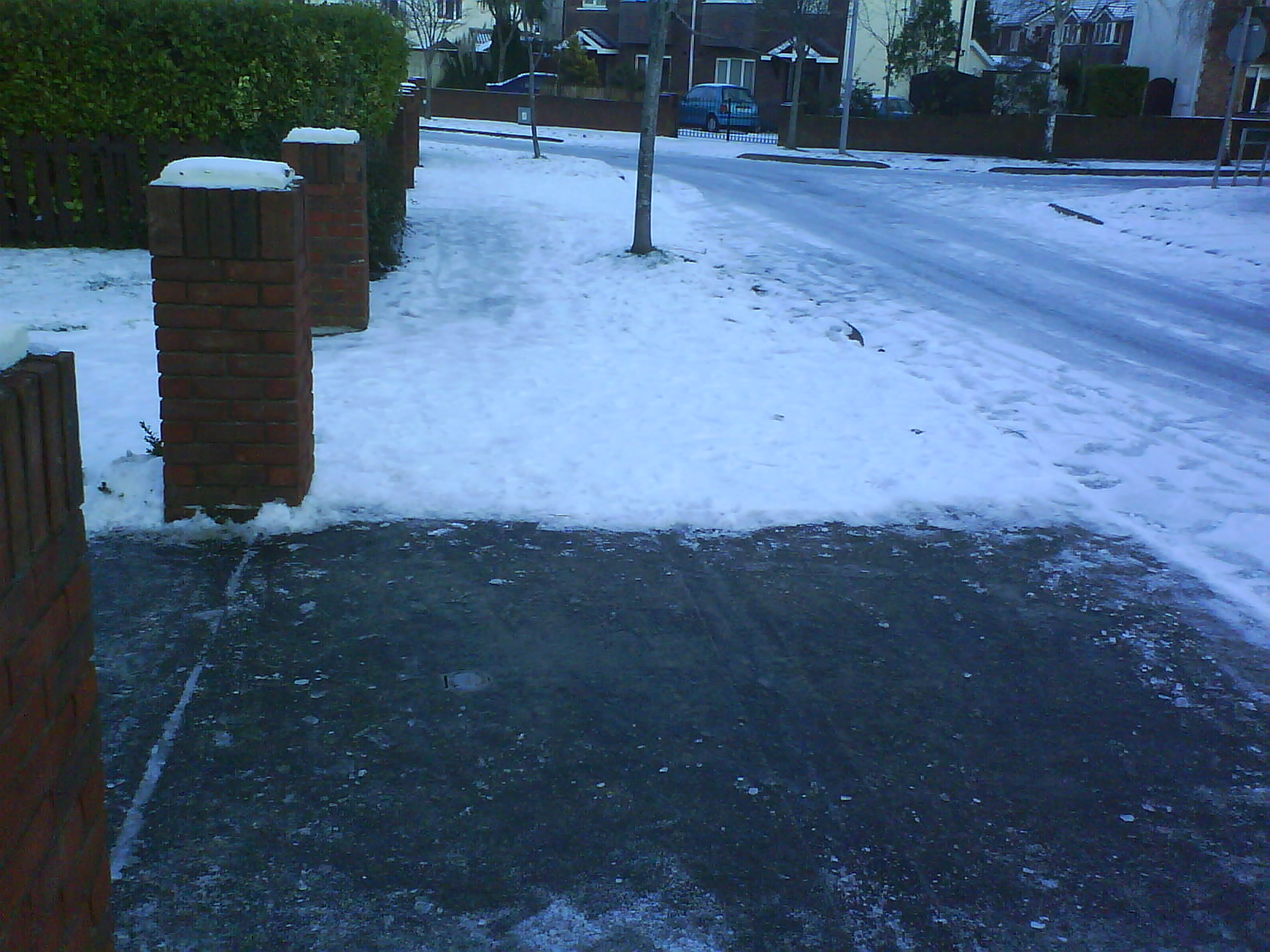 [shoveled_sidewalk_Jan7-10.JPG]