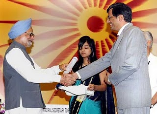 Dr.Samit Sharma, 2002 Batch IAS-RJ Cadre, getting Award for Excellence in Public Administration