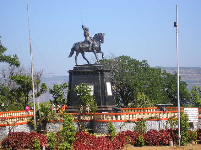 [15.Shivaji+Statue+(Pratapgad).JPG]
