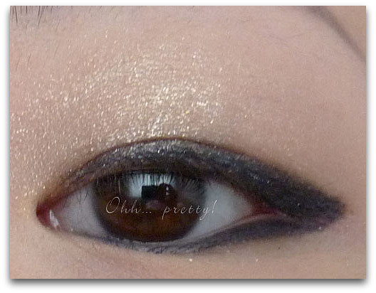dark blue eyeshadow in the inner corners creating a 'inner V', 