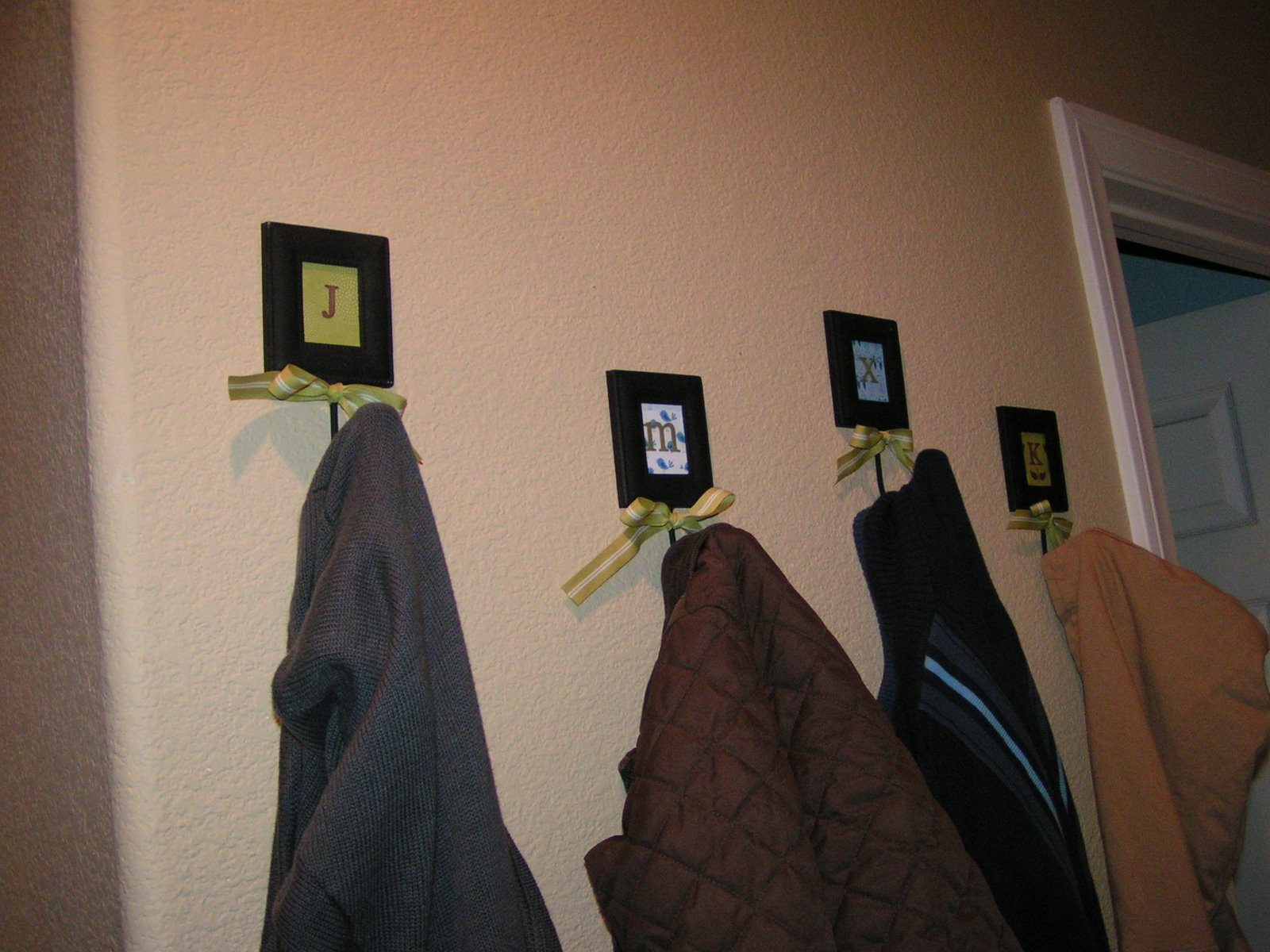 [3-9-09+Coat+Hangers+002.JPG]