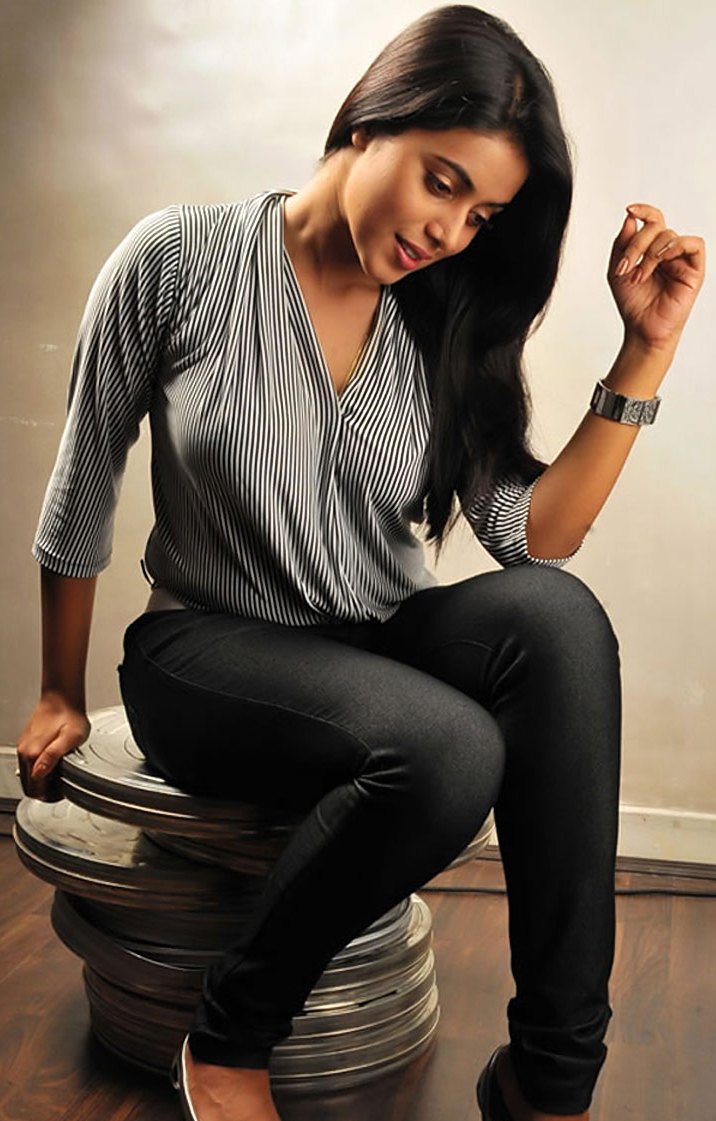 Hot Telugu Actress Stills Poorna In Jeans