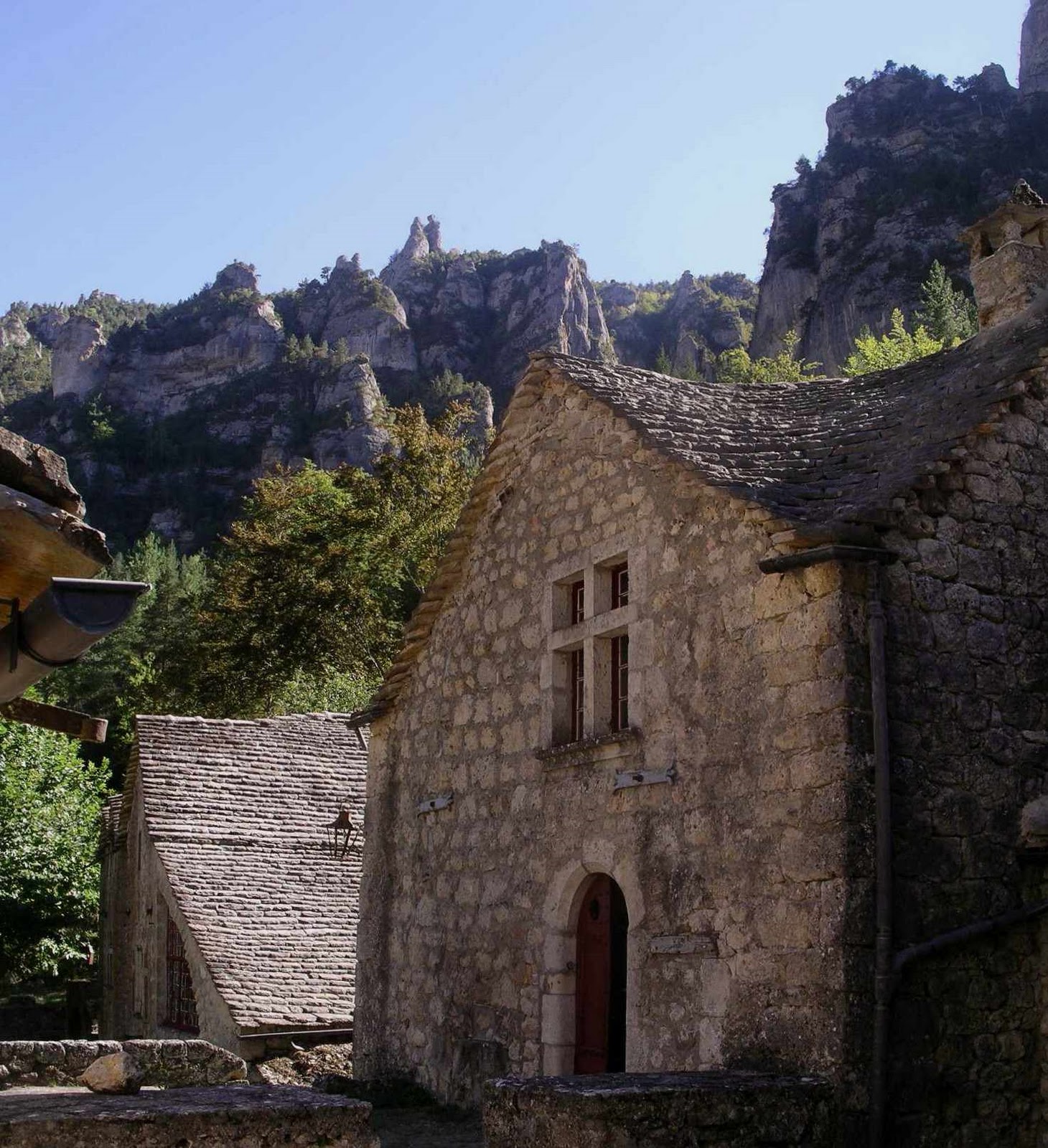 Lozere en Causses: le hameau de la Croze - en aval de la Malène