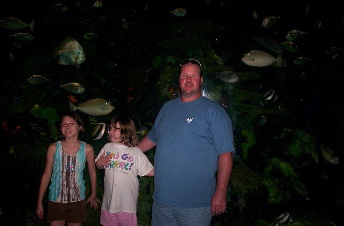 RAY AND THE GIRLS AT THE AQUARIUM
