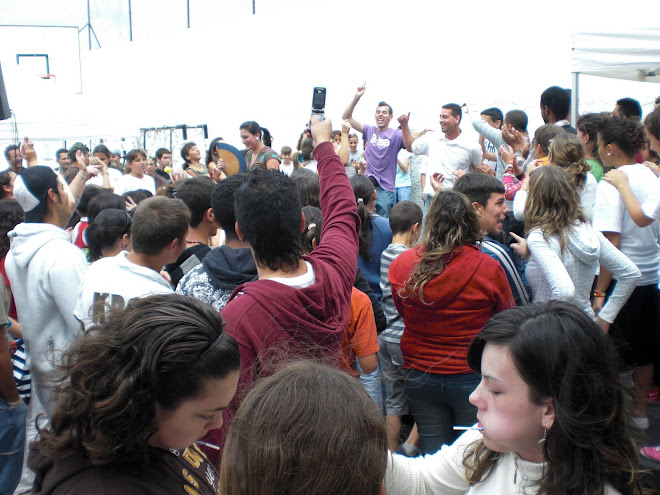 EL PROFE JUAN ANTONIO EL ESCENARIO Y UN MICRO....MÚSICA Y ACCIÓN