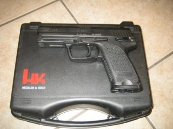 Diverse Collection of Guns: HK USP .40-Cal V1 Handgun (Heckler Koch)