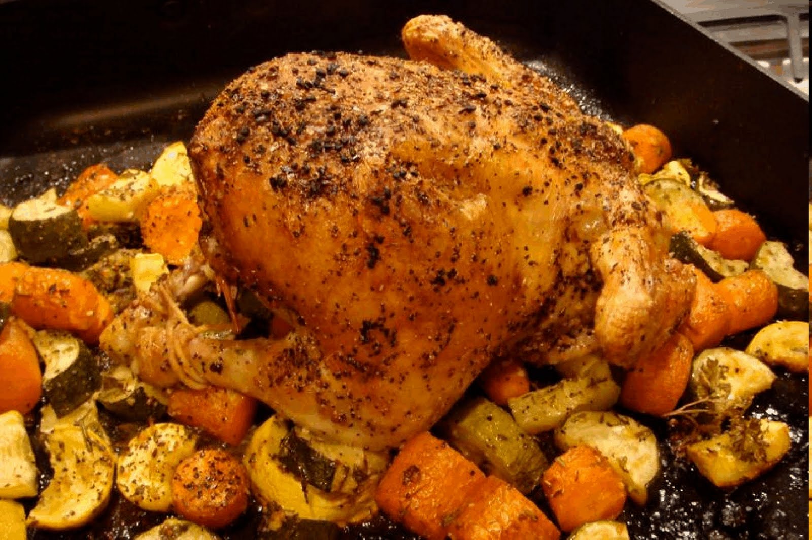 Курица в духовке самый простой рецепт. Курица в духовке. Курица запеченная в духовке. Курица в духовке целиком с овощами. Курочка с картошкой в духовке целиком.