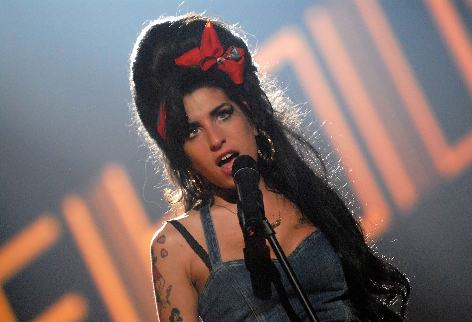 http://1.bp.blogspot.com/_aiBihDyfxYE/TJ4xhAbANJI/AAAAAAAABiY/G1AfyDhWJH8/s1600/amy_winehouse_singing.jpg