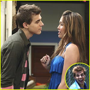 Demi Lovato  Cody Linley on Cody Linley And Demi Lovato Kissing