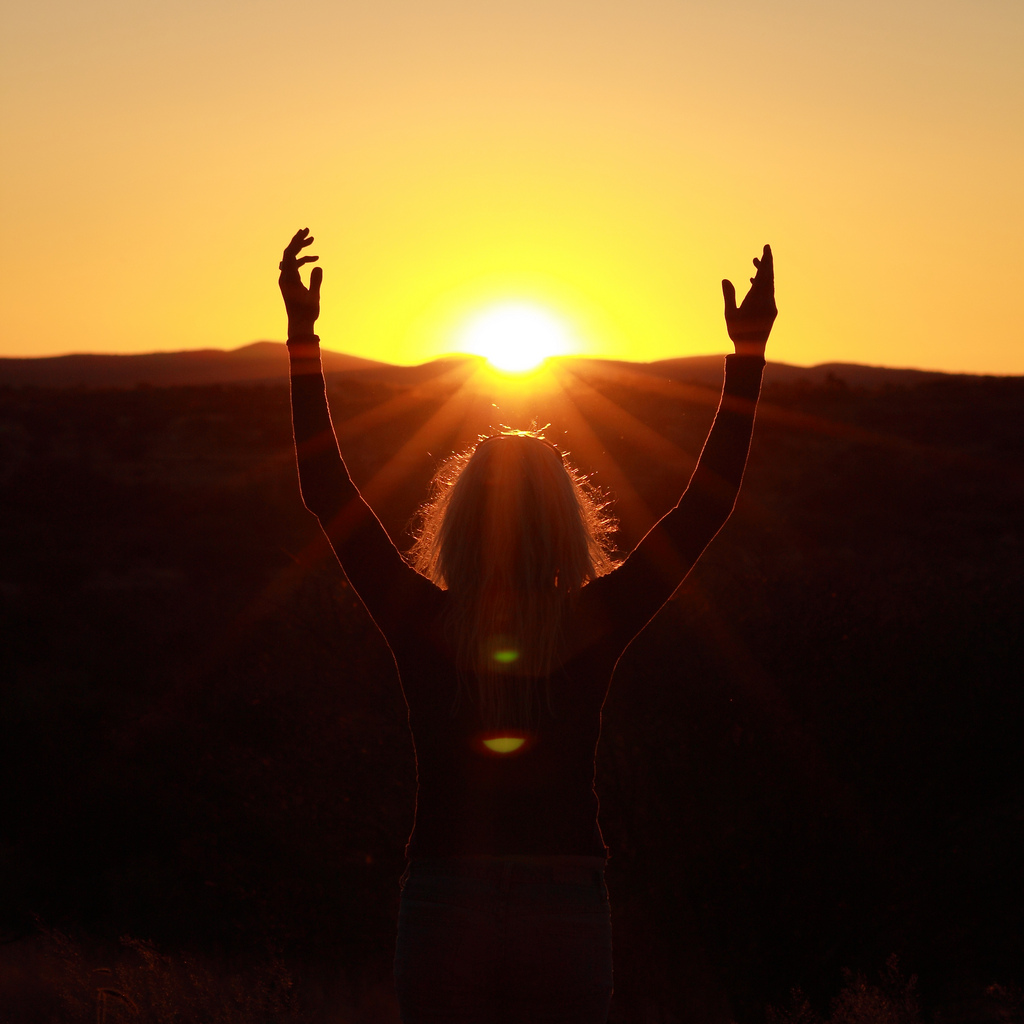 садхана весеннего равноденствия. летнее солнцестояние 21 июня. мощный день для исполнения желаний. мотивирующие цитаты. девушка солнце.