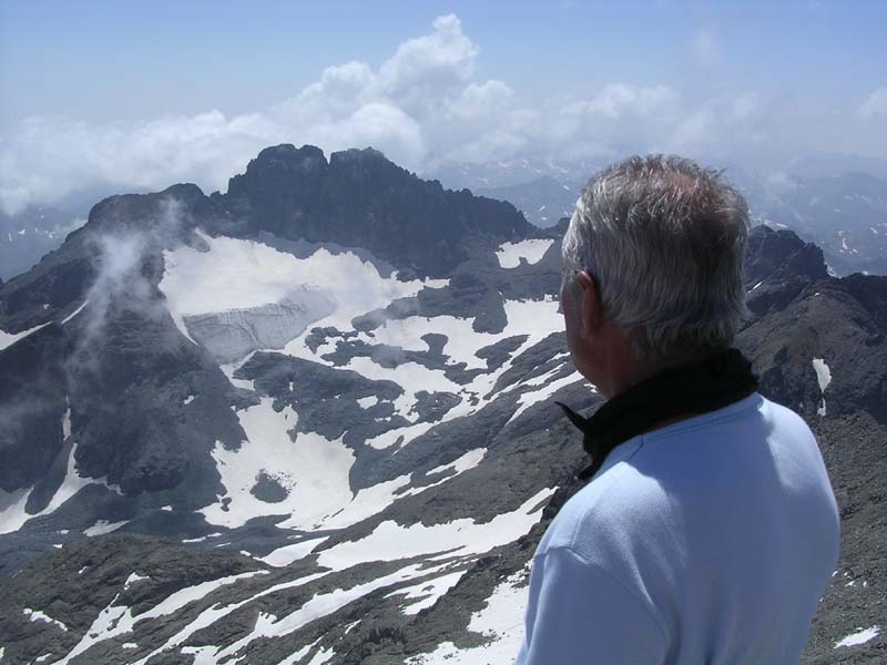 [hikmet+agbeyim+zirveden+seyrediyor+etrafi.jpg]