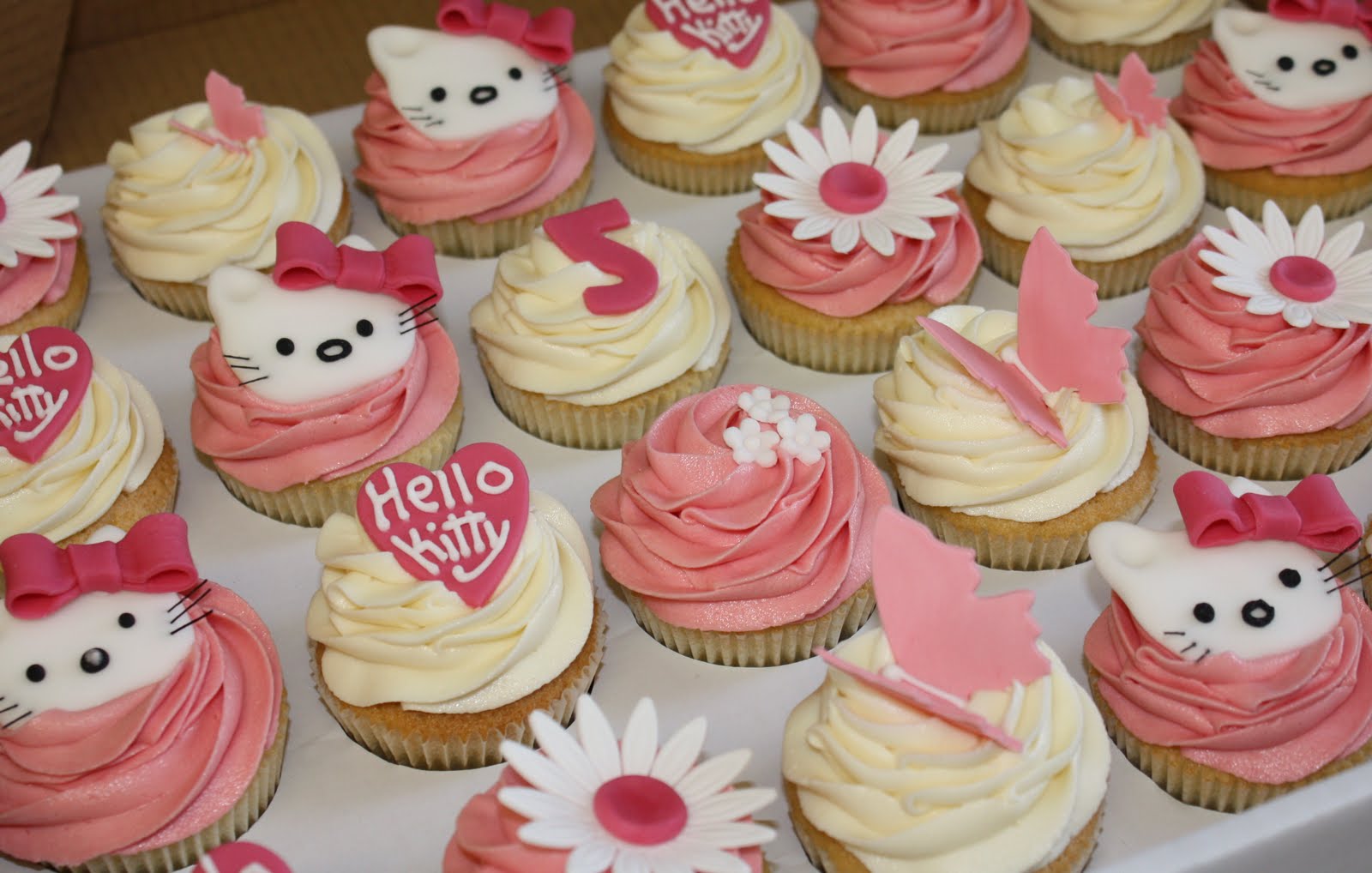 The Little House of Cupcakes: Hello Kitty cupcakes!
